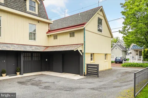 124 MARY STREET