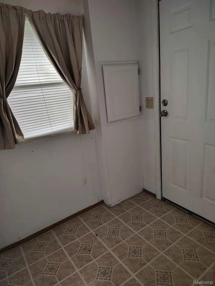 29142 Rosewood Street Flat Rock City, MI 48134