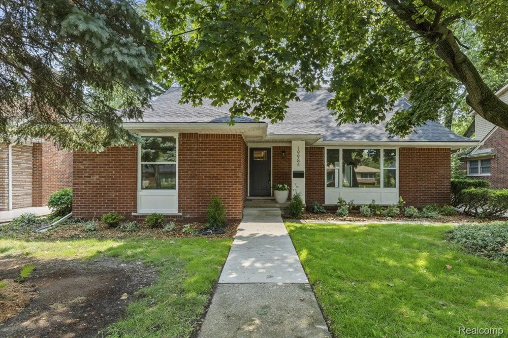 19984 Fairway Drive Grosse Pointe Woods City, MI 48236