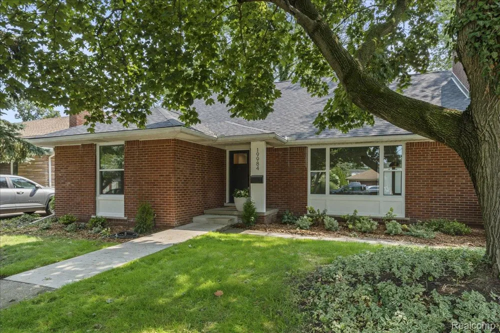19984 Fairway Drive Grosse Pointe Woods City, MI 48236