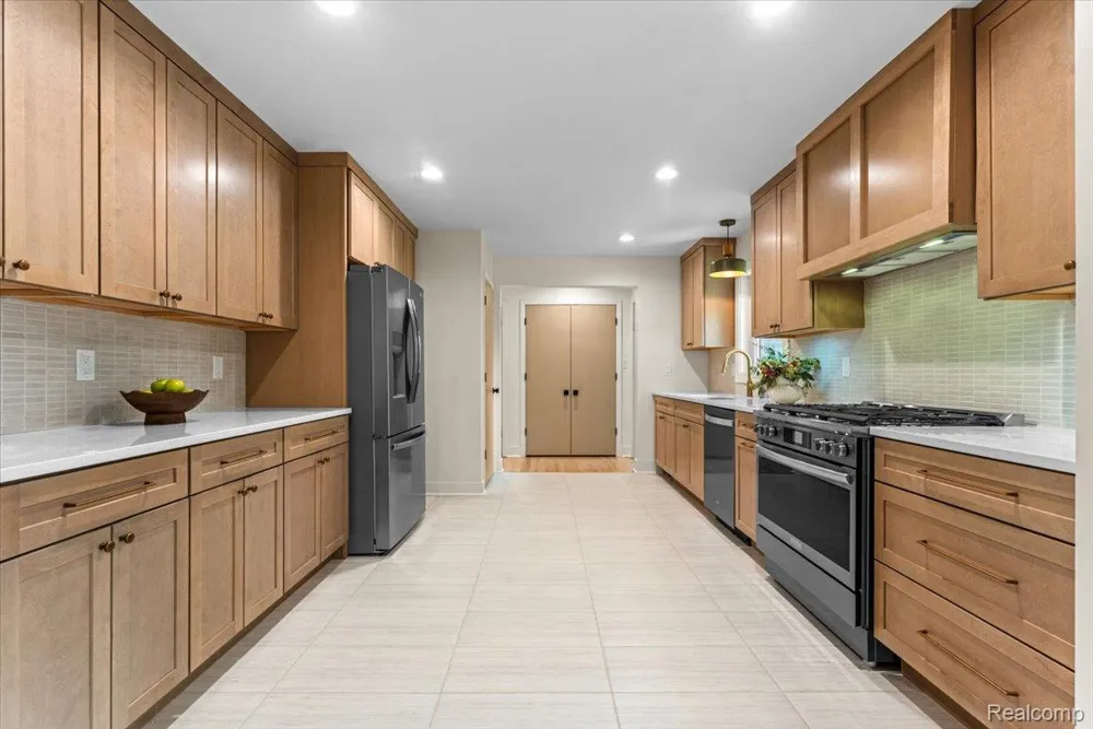 19984 Fairway Drive Grosse Pointe Woods City, MI 48236