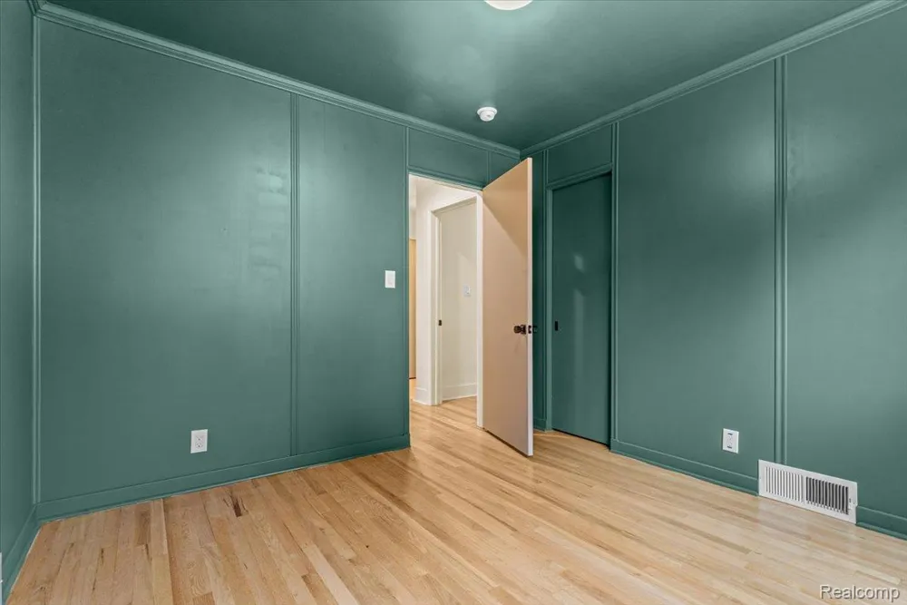 19984 Fairway Drive Grosse Pointe Woods City, MI 48236