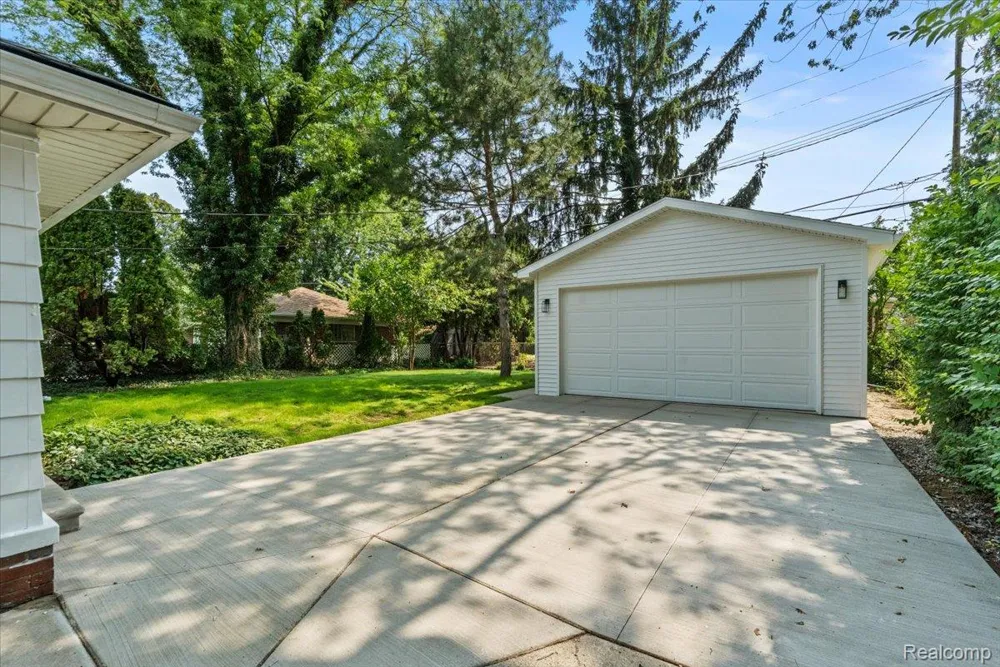 19984 Fairway Drive Grosse Pointe Woods City, MI 48236