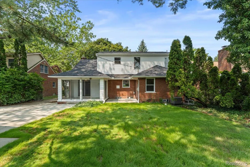 19984 Fairway Drive Grosse Pointe Woods City, MI 48236