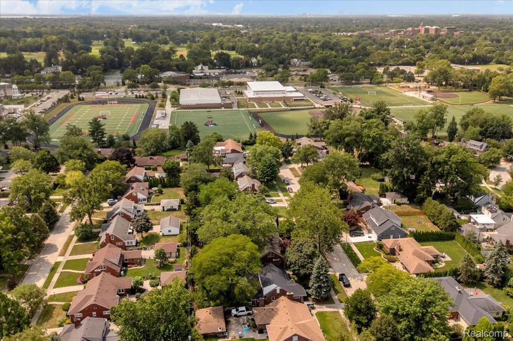 19984 Fairway Drive Grosse Pointe Woods City, MI 48236