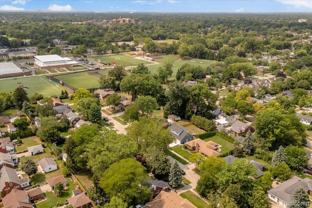 19984 Fairway Drive Grosse Pointe Woods City, MI 48236