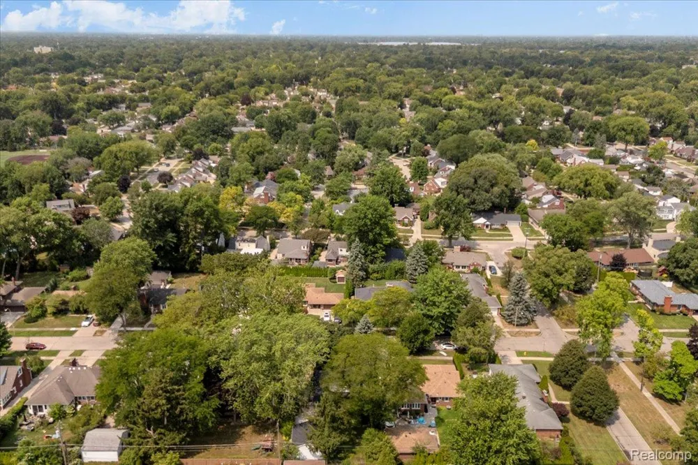 19984 Fairway Drive Grosse Pointe Woods City, MI 48236