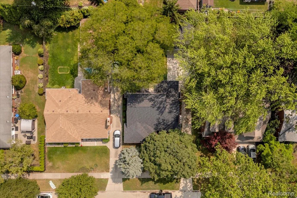 19984 Fairway Drive Grosse Pointe Woods City, MI 48236