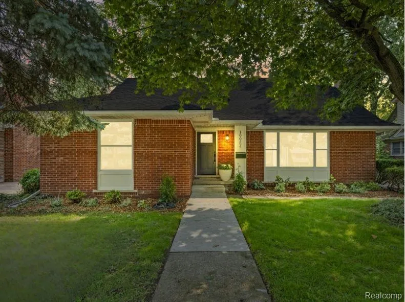19984 Fairway Drive Grosse Pointe Woods City, MI 48236