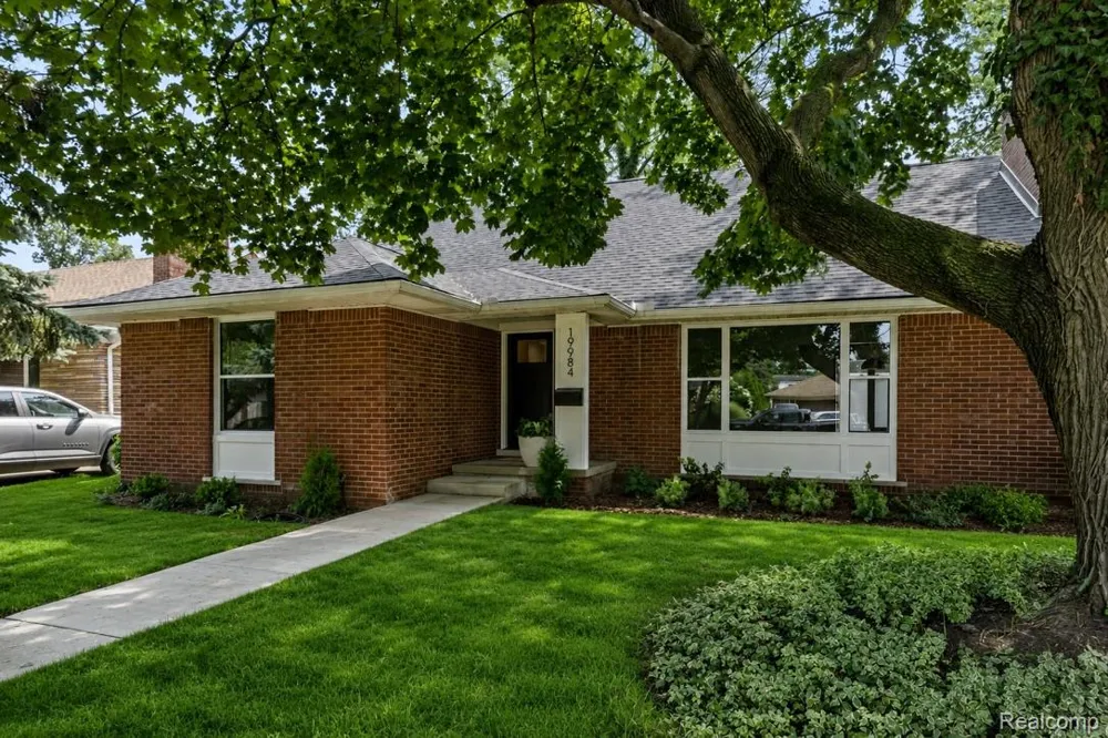 19984 Fairway Drive Grosse Pointe Woods City, MI 48236