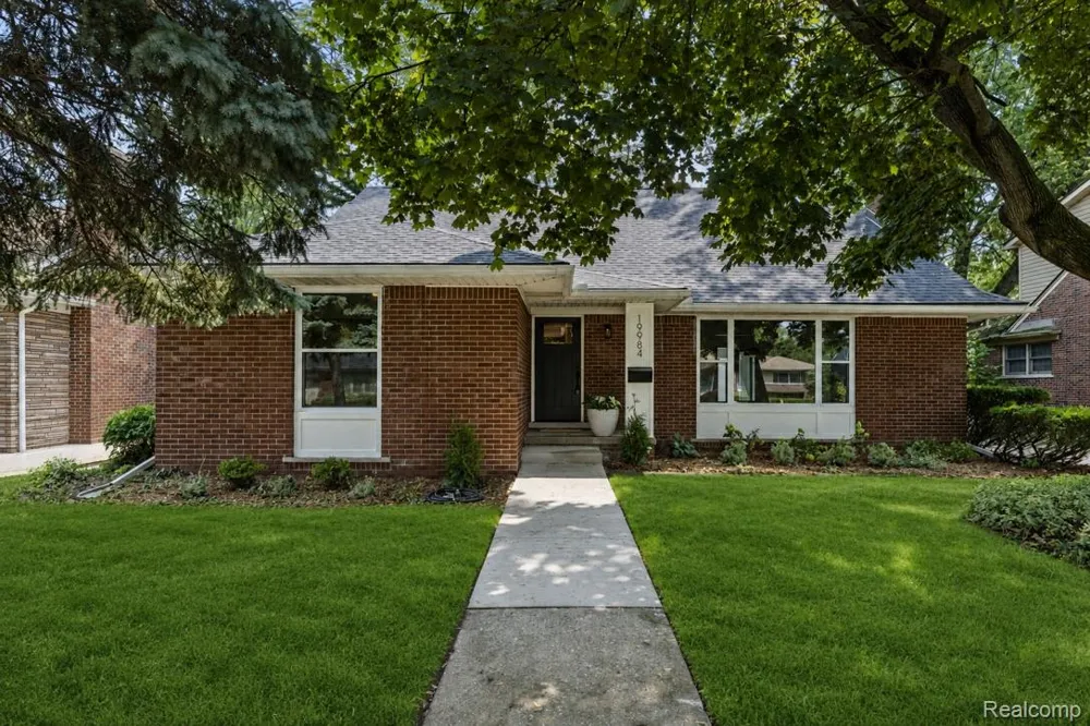 19984 Fairway Drive Grosse Pointe Woods City, MI 48236