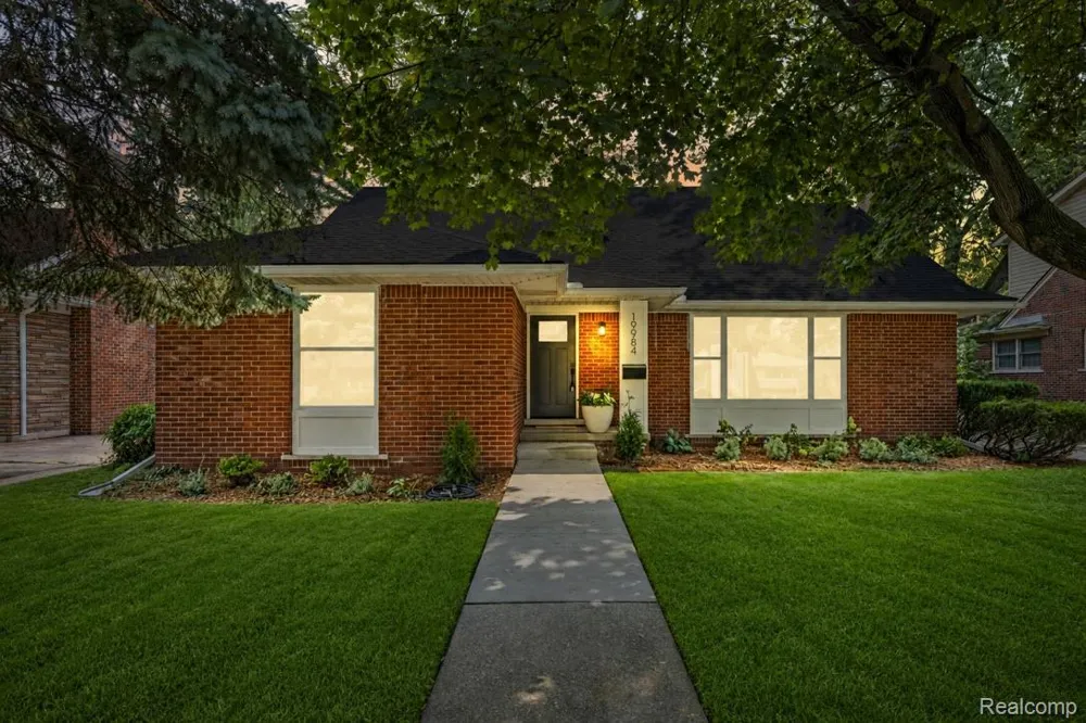 19984 Fairway Drive Grosse Pointe Woods City, MI 48236