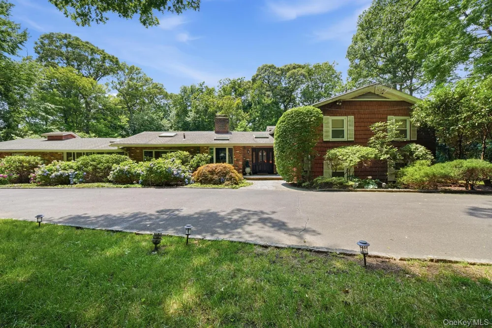 15 Tappentown Lane Brookville, NY 11545