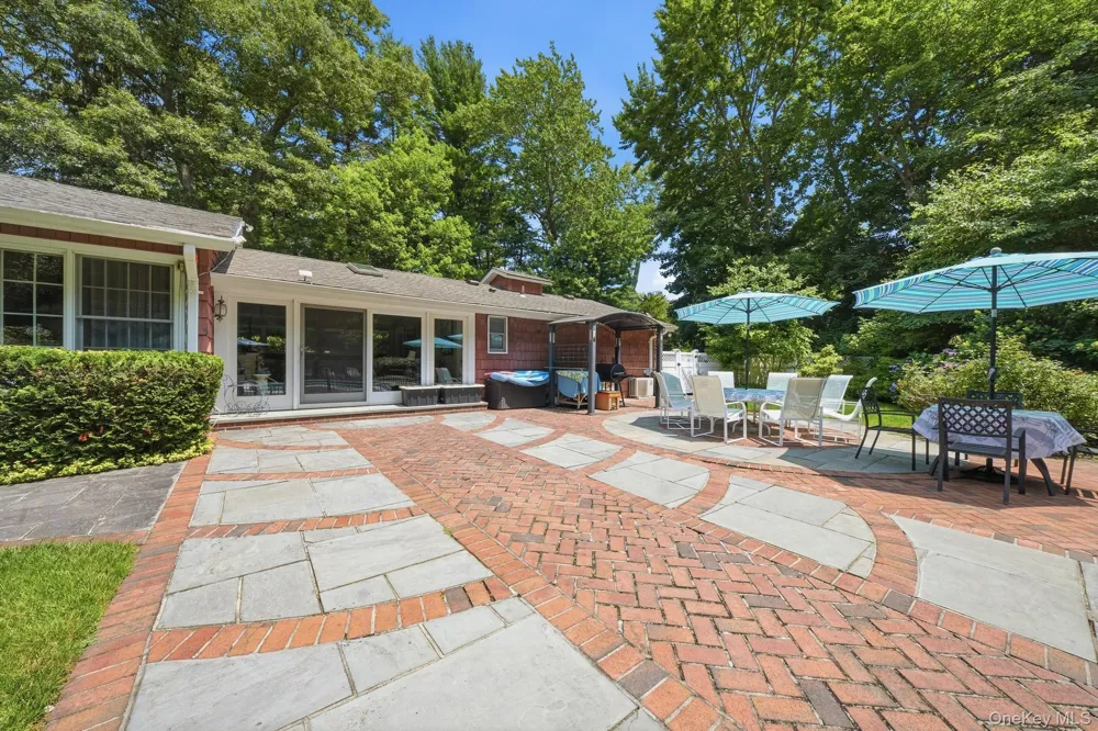 15 Tappentown Lane Brookville, NY 11545