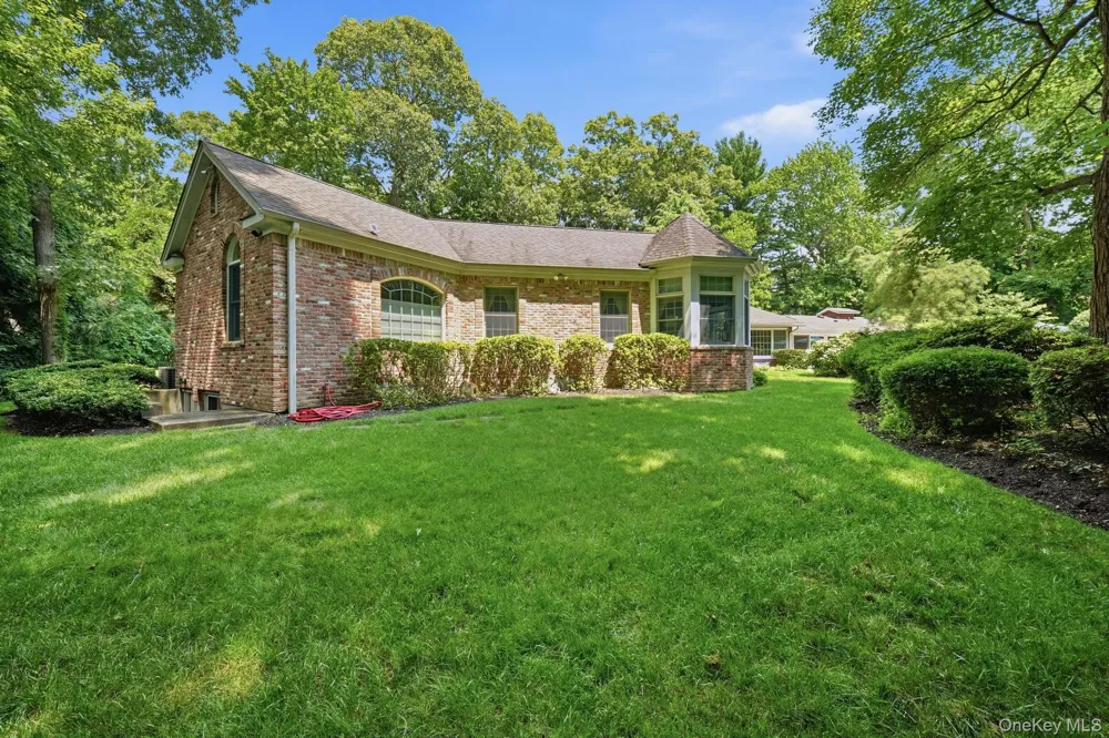 15 Tappentown Lane Brookville, NY 11545