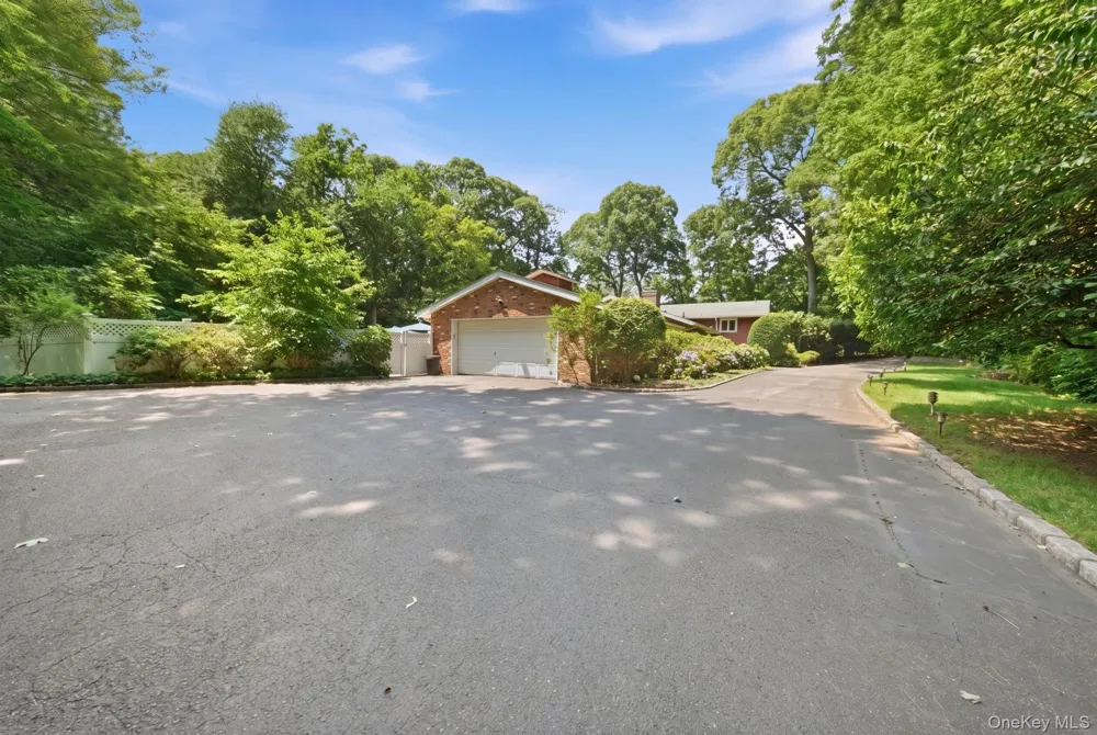 15 Tappentown Lane Brookville, NY 11545