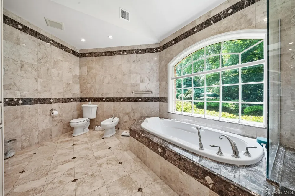 15 Tappentown Lane Brookville, NY 11545