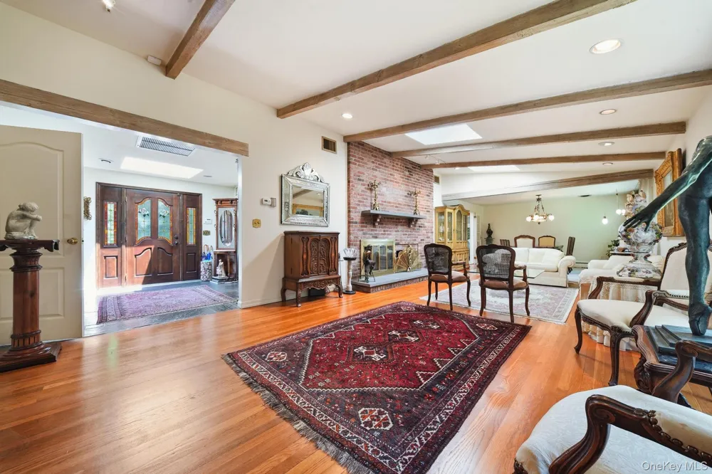15 Tappentown Lane Brookville, NY 11545