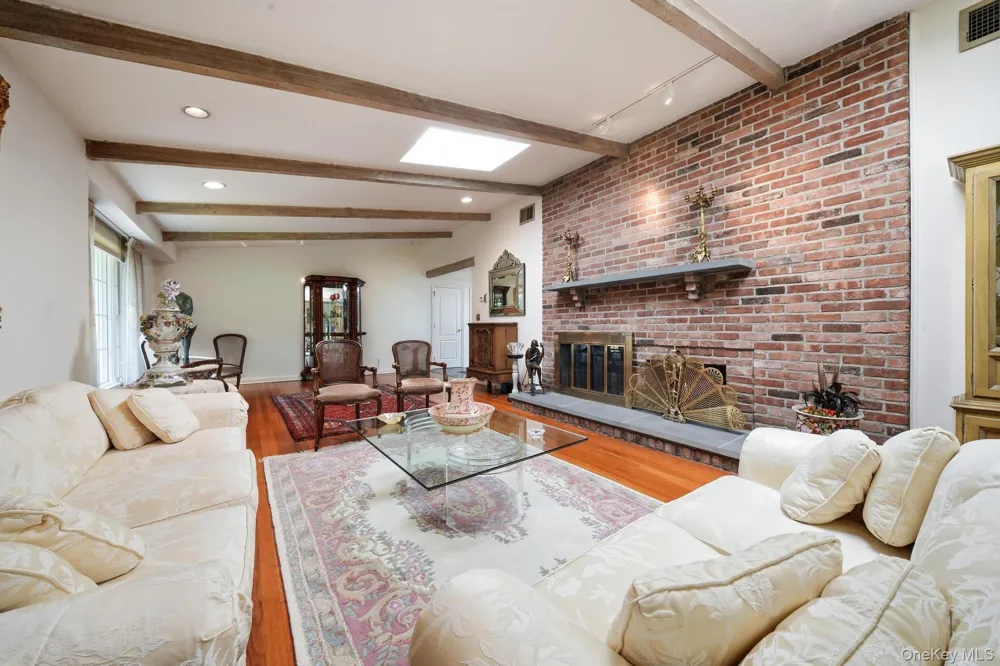 15 Tappentown Lane Brookville, NY 11545