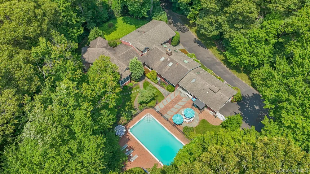 15 Tappentown Lane Brookville, NY 11545