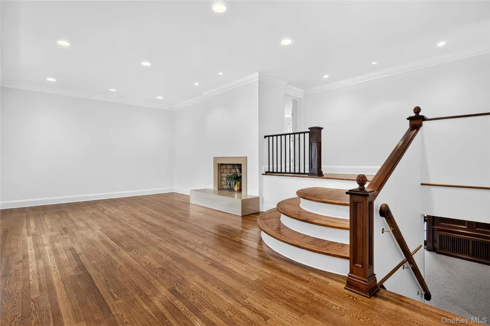 20 Earle Place Manhasset, NY 11030