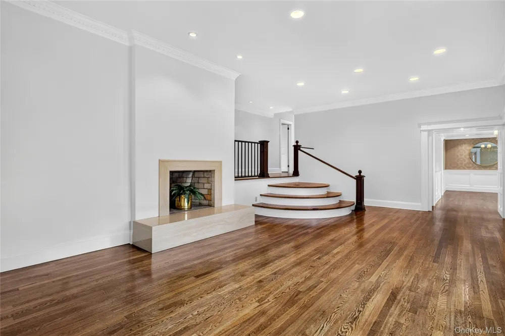 20 Earle Place Manhasset, NY 11030