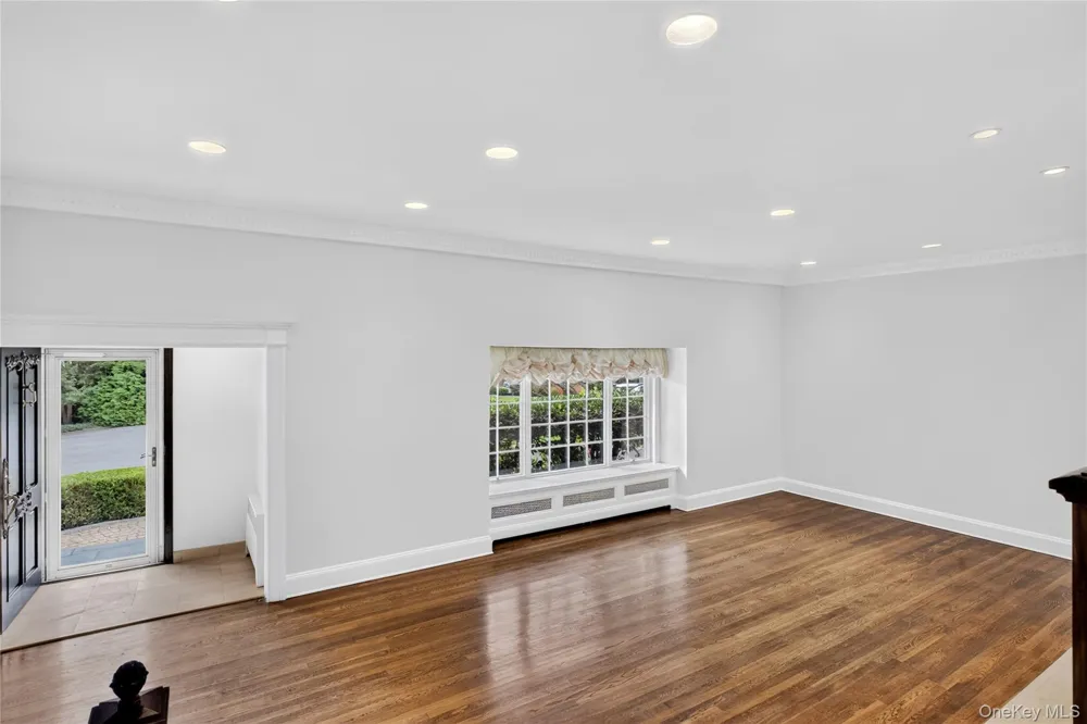 20 Earle Place Manhasset, NY 11030