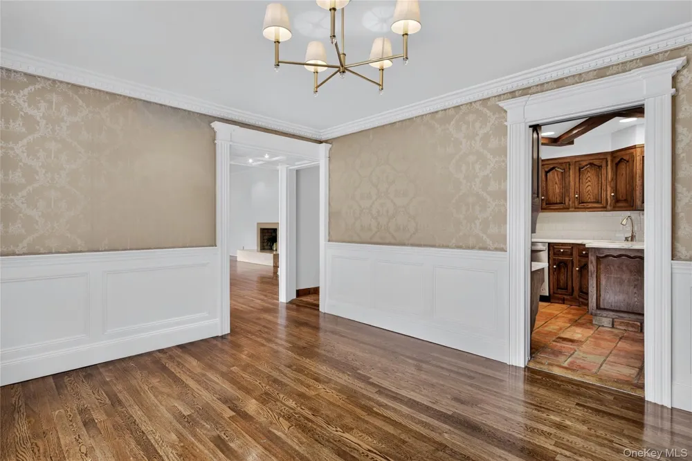 20 Earle Place Manhasset, NY 11030