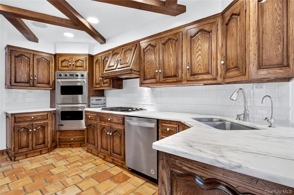 20 Earle Place Manhasset, NY 11030