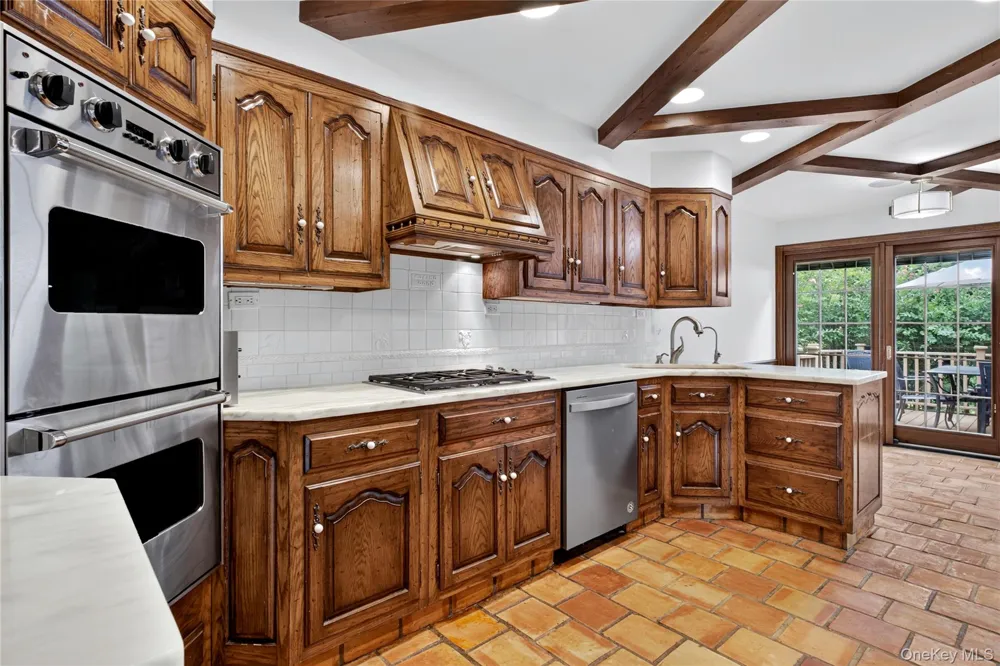 20 Earle Place Manhasset, NY 11030