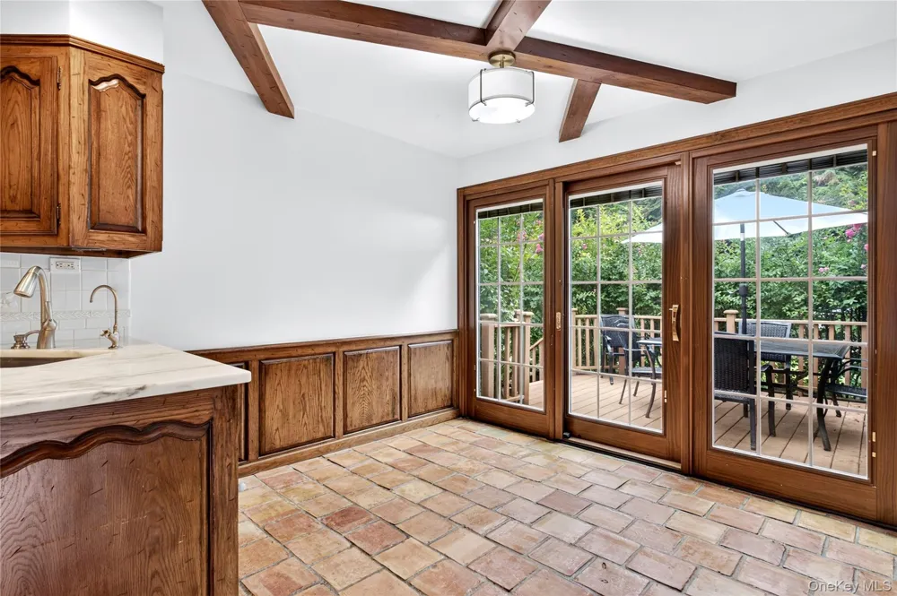 20 Earle Place Manhasset, NY 11030