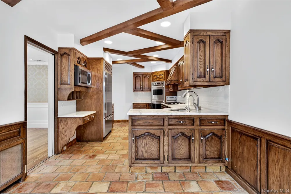 20 Earle Place Manhasset, NY 11030