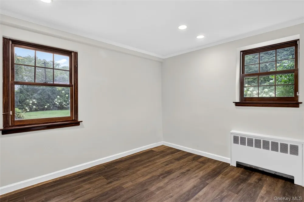 20 Earle Place Manhasset, NY 11030