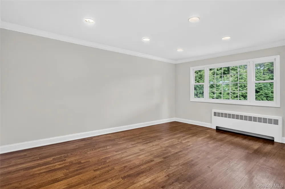 20 Earle Place Manhasset, NY 11030