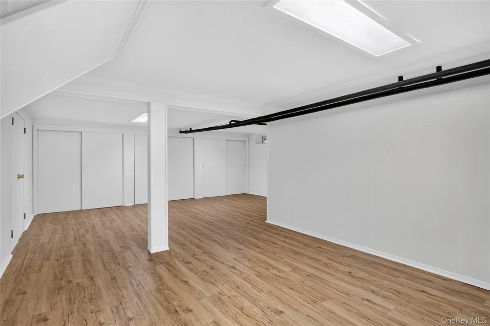 20 Earle Place Manhasset, NY 11030