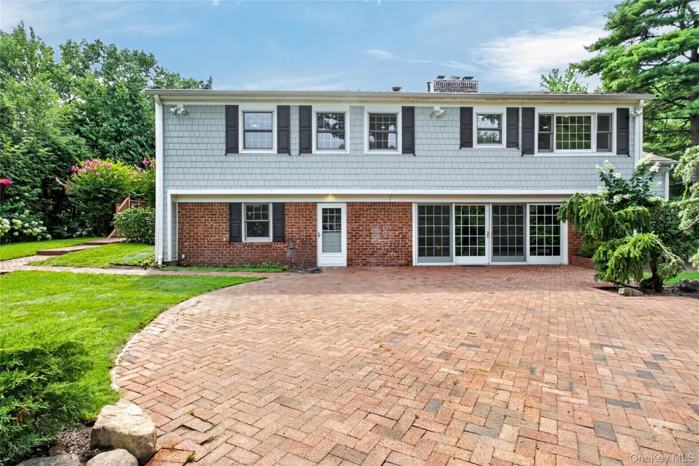 20 Earle Place Manhasset, NY 11030