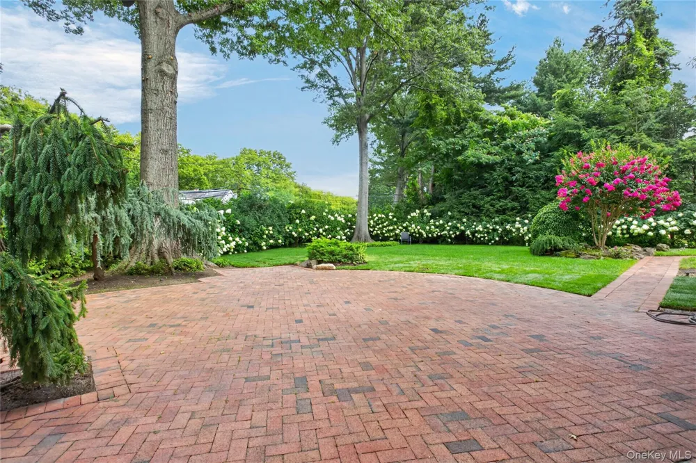 20 Earle Place Manhasset, NY 11030