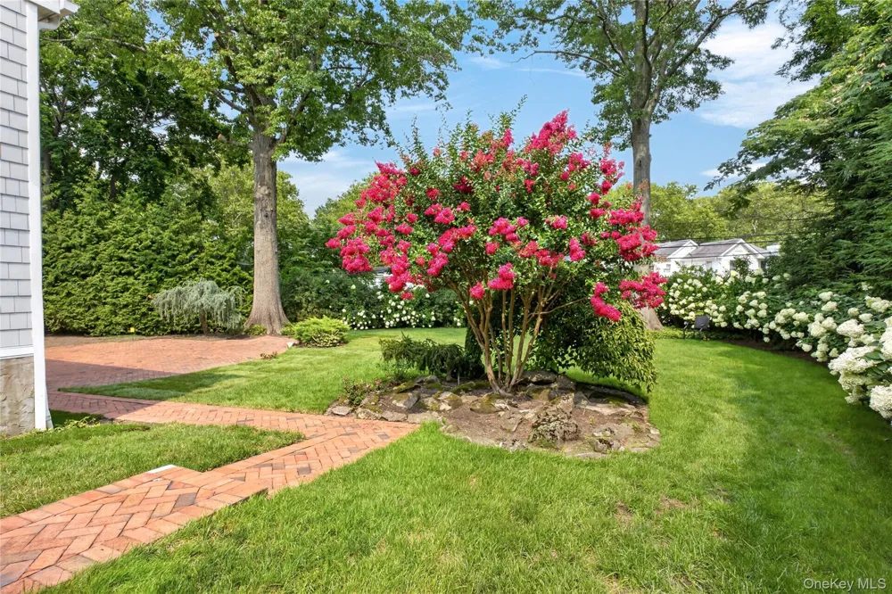 20 Earle Place Manhasset, NY 11030