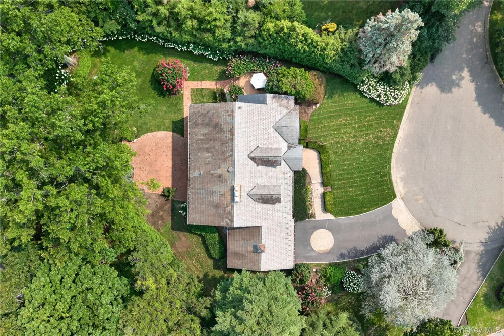 20 Earle Place Manhasset, NY 11030