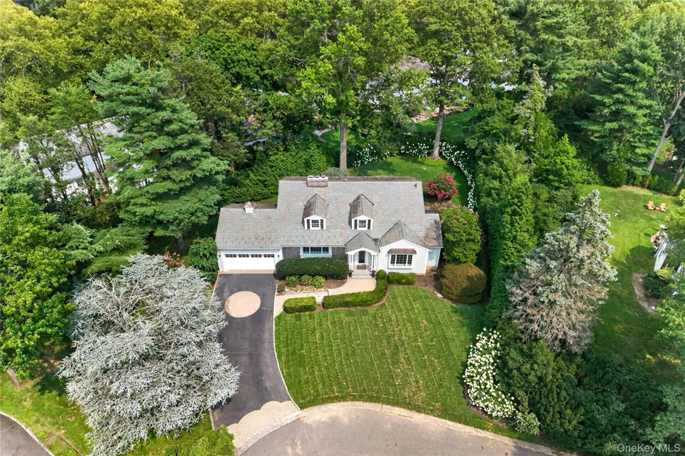 20 Earle Place Manhasset, NY 11030