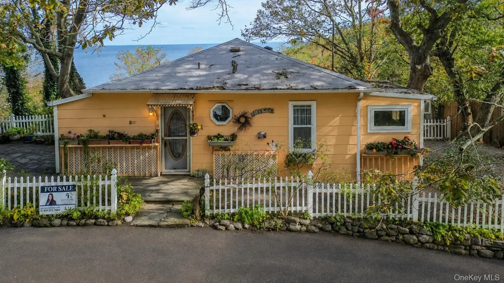 10 Acorn Path Baiting Hollow, NY 11933
