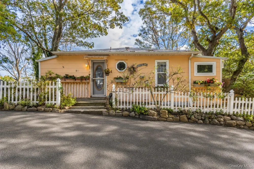 10 Acorn Path Baiting Hollow, NY 11933