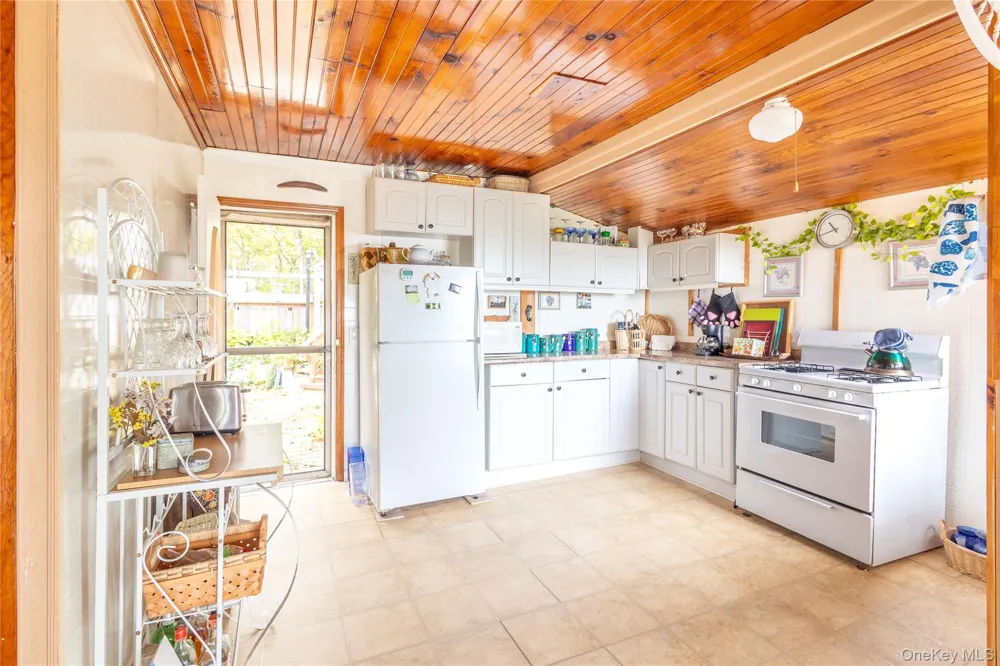 10 Acorn Path Baiting Hollow, NY 11933
