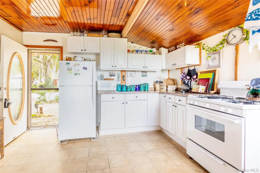 10 Acorn Path Baiting Hollow, NY 11933