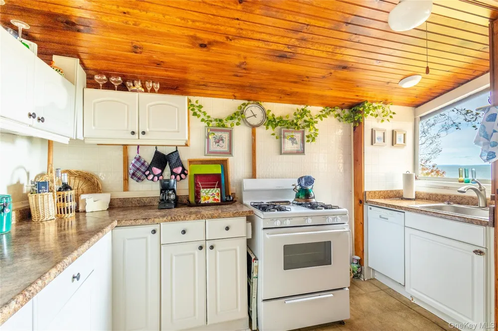 10 Acorn Path Baiting Hollow, NY 11933