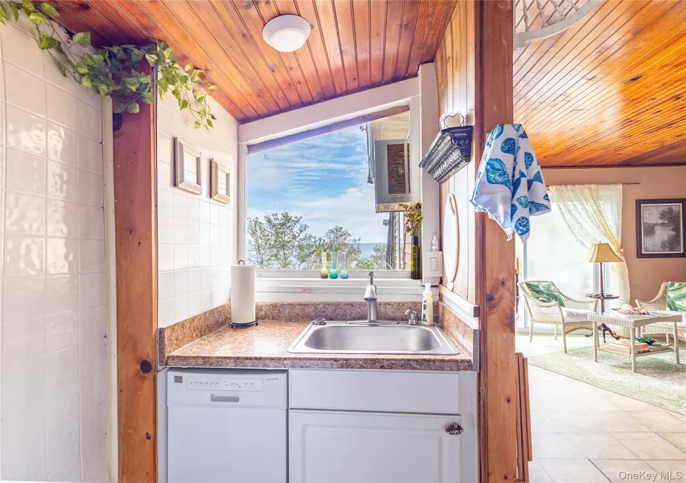 10 Acorn Path Baiting Hollow, NY 11933