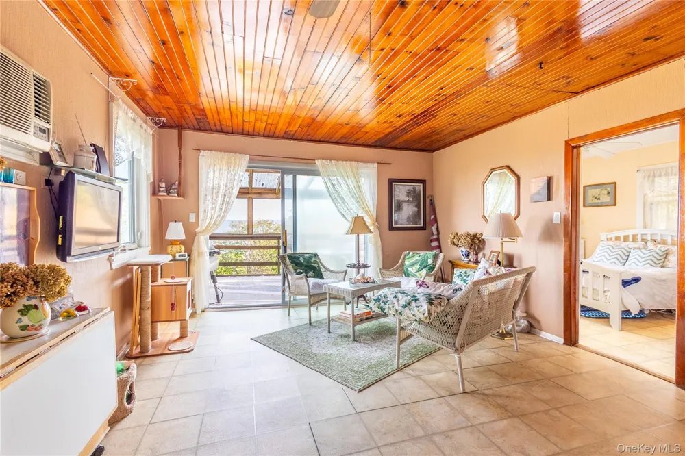 10 Acorn Path Baiting Hollow, NY 11933