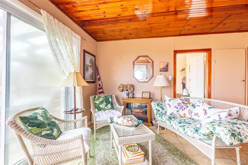 10 Acorn Path Baiting Hollow, NY 11933