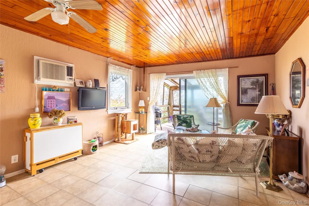 10 Acorn Path Baiting Hollow, NY 11933