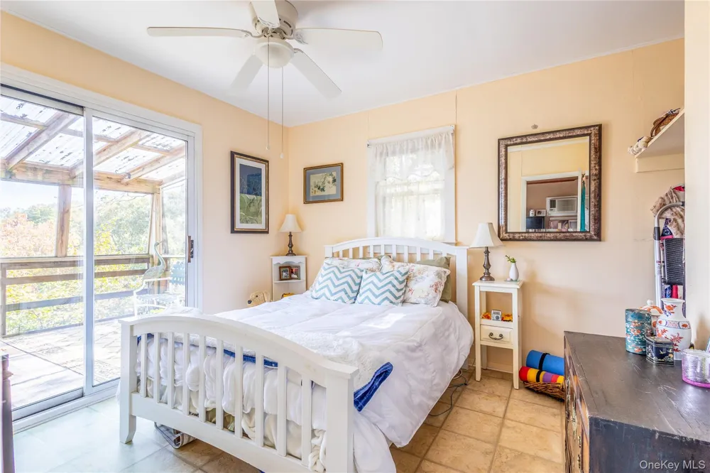 10 Acorn Path Baiting Hollow, NY 11933